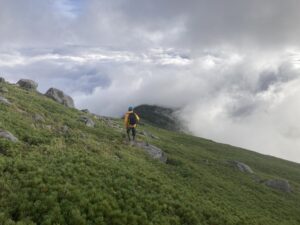 7　中洞権現ノ尾根上部を下降