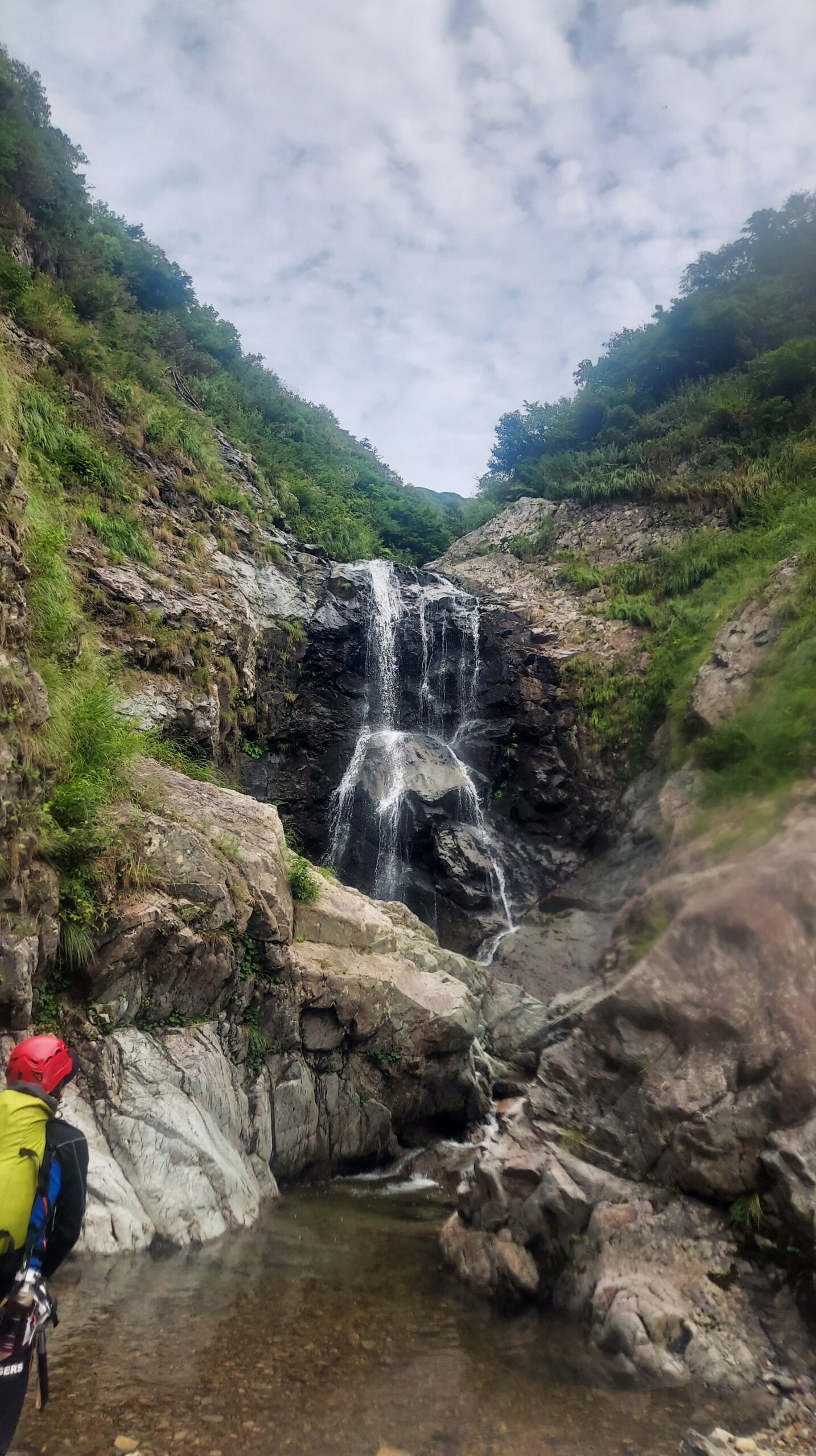 右から巻き気味にトラバースした本流の30ｍ滝