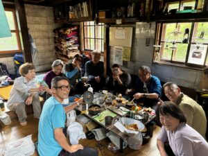 万助小屋で楽しく酒盛り！